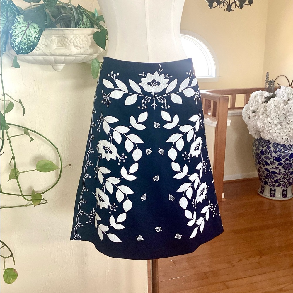 Autograph New York embroidered A-line skirt in black and white. Size 6